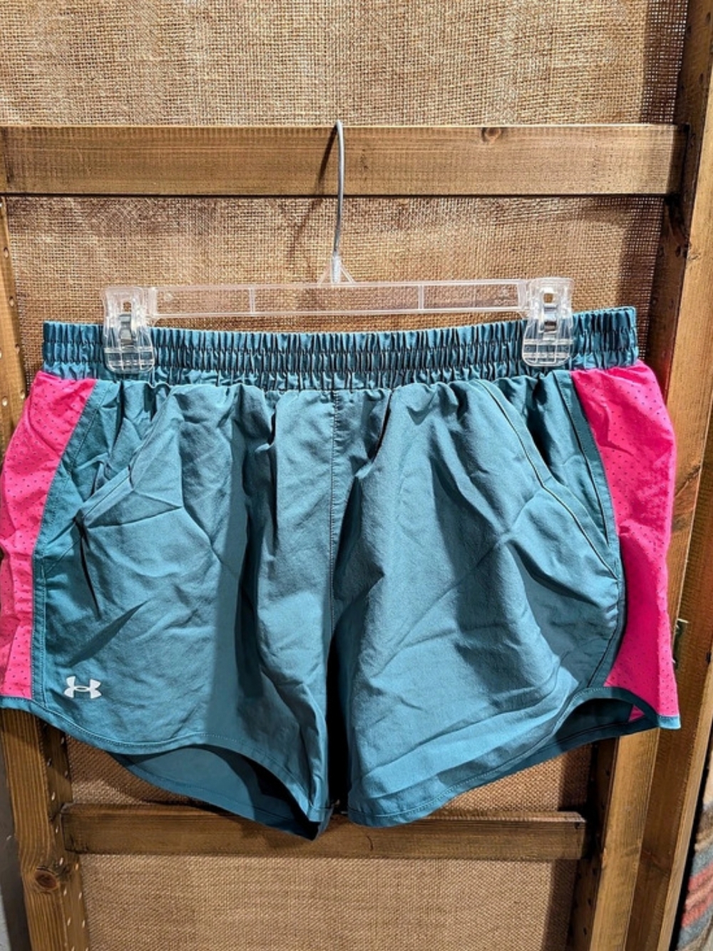 Under Armour HeatGear shorts Athletic Shorts in Blue & Pink Size Medium Like New